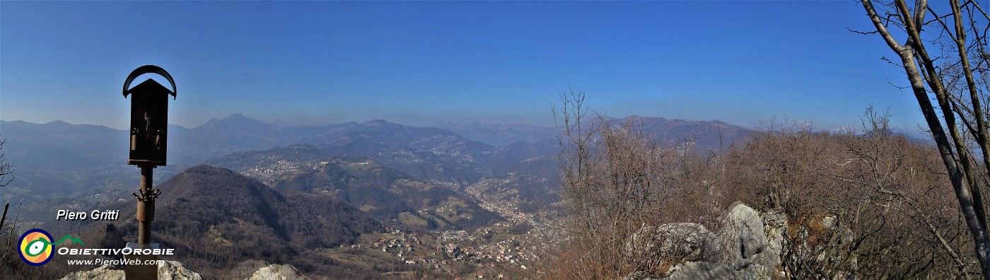 49  Dalla Corna Marcia bella vista sulla Val Brembilla a dx e Valle Imagna a sx.jpg